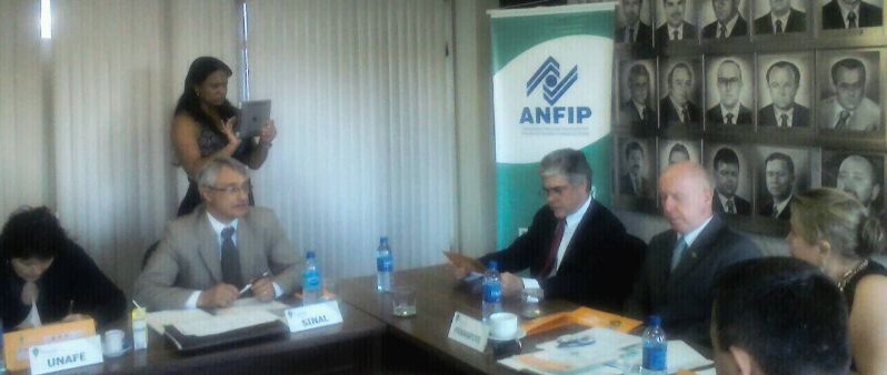 Deputado Augusto Carvalho (PPS-DF) entre o presidente do Fonacate, Roberto Kupski (à direita), e Daro Piffer 